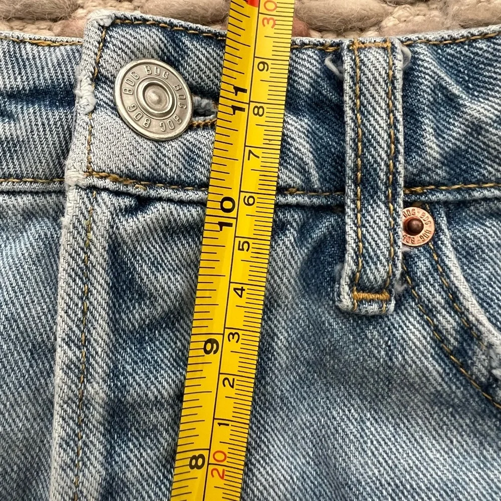 BDG‎ Urban Outfitters 90s Long Inseam Short Denim Size 28 Light Wash Distressed
